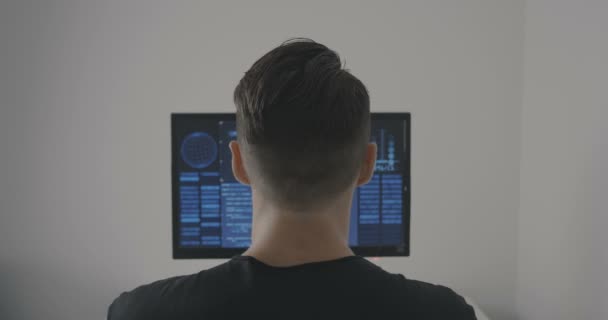 Vue arrière de l'homme programmeur travaillant sur ordinateur au bureau — Video