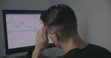 Overworks bilgisayarda finansal piyasada yatırımcı işadamıdır. Adam yorgun ve bir baş ağrısı vardır