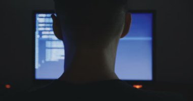 hacker bir karanlık office odada bulunan bilgisayarlar çalışıyor.