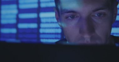 Yazılımcı siber güvenlik Merkezi'nde kod yazma bilgisayarda çalışan Hacker portresi kapatın