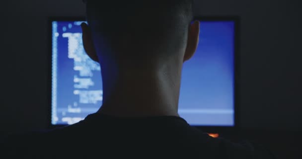 Людина Програміст Вводить Код Програми Розробник Роботі Понаднормово Хакер Зламав — стокове відео