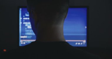 Bu program kodunda yazarak programcı adam. Fazla mesai geliştirici. Gece geç saatlerde kesmek kesmek.