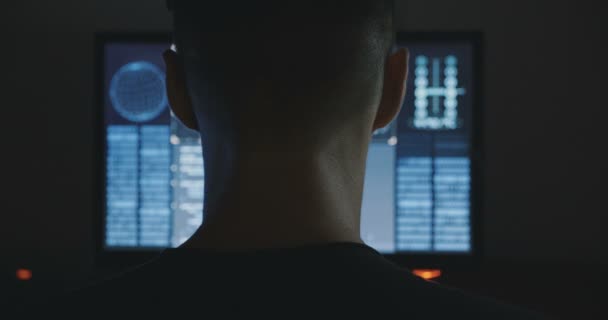 Hacker bir karanlık office odada bulunan bilgisayarlar çalışıyor. — Stok video