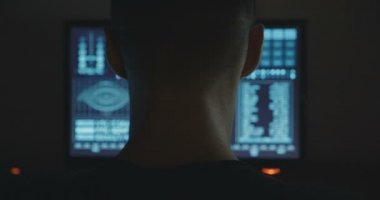 hacker bir karanlık office odada bulunan bilgisayarlar çalışıyor.