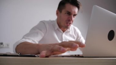 Kızgın işadamı masaya yumruk atıyor. Ofis işleri stres. Patron saldırganlık gösterir.