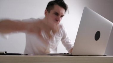 Kızgın işadamı masaya yumruk atıyor. Ofis işleri stres. Patron saldırganlık gösterir.