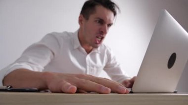 Kızgın patronu masaya yumruk atıyor. Şiddet tehdidi. Patron saldırganlık gösterir.