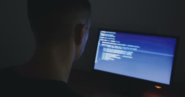 To programátorovi člověk psát v kódu programu. Vývojář v práci přesčas. Hacker napadení v noci. — Stock video