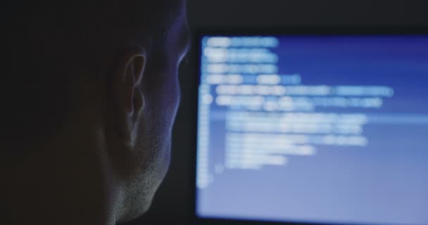 Det programmerare man skriva i programkoden. Utvecklaren på arbete övertid. Hacker hackning sent på natten. — Stockvideo