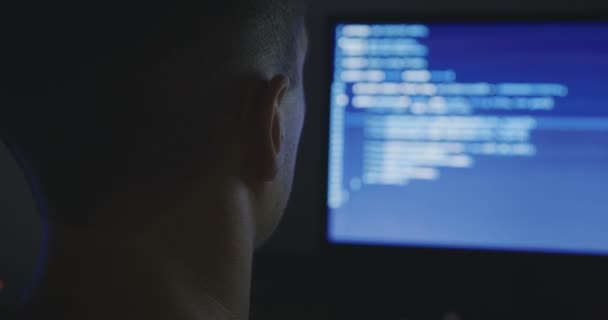 To człowiek programista pisząc na maszynie w kodzie programu. Autora na pracę w godzinach nadliczbowych. Haker hakowanie późno w nocy. — Wideo stockowe
