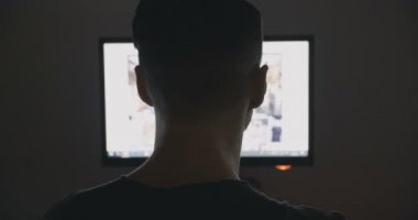 Arkadan görünüşü genç porno siteleri geceleri gizlice izleyen adamım.