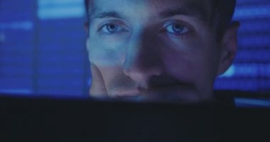 Yazılımcı siber güvenlik Merkezi'nde kod yazma bilgisayarda çalışan Hacker yüzü yukarı kapatın