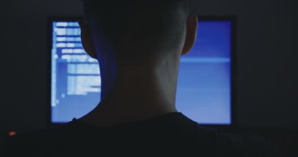 Programmatore informatico digita il codice del programma. Sviluppatore al lavoro straordinario. Hacker hackerare a tarda notte . — Video Stock