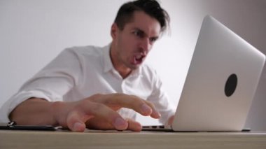 Kızgın işadamı masaya yumruk atıyor. Ofis işleri stres. Patron saldırganlık gösterir.