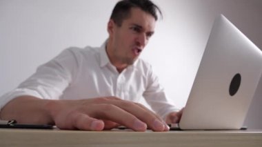 Kızgın işadamı masaya yumruk atıyor. Ofis işleri stres. Patron saldırganlık gösterir.