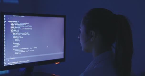 Портрет молодой женщины-хакера-программиста, работающей за компьютером в дата-центре — стоковое видео