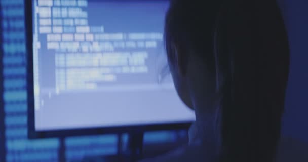 Bir bilgisayarda veri merkezinde çalışan genç kadın hacker programcı portresi — Stok video