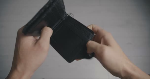 Närbild av en man hand håller Leather Wallet Tom med inga pengar. Begreppet fattigdom — Stockvideo