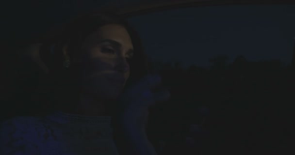 Kobieta Siedząca Samochodzie Przy Użyciu Smartfona Ciemności Kobieta Kierowca Nocy — Wideo stockowe