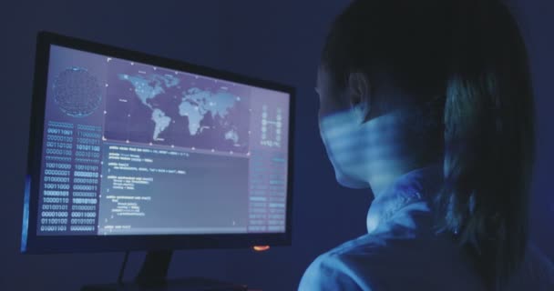 데이터 센터에 있는 컴퓨터에서 작업 하는 젊은 여성 프로그래머의 초상화 — 비디오