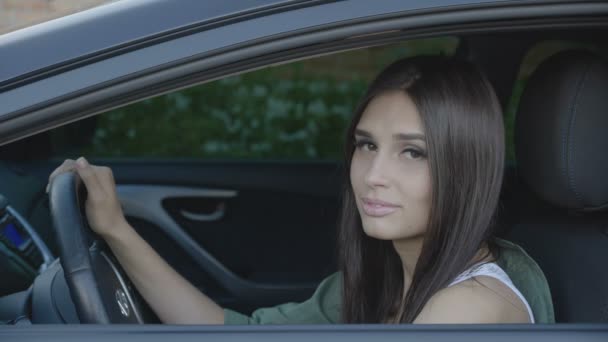 Retrato Uma Jovem Mulher Bonita Sentada Carro Volante Banco Dos — Vídeo de Stock