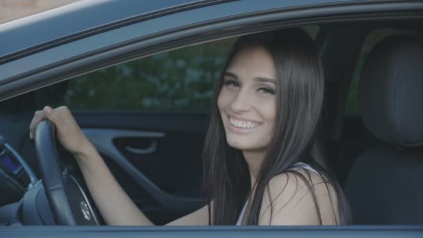 Arabada otururken gülüyor neşeli genç kadın portresi — Stok video