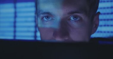 Yazılımcı siber güvenlik Merkezi'nde kod yazma bilgisayarda çalışan Hacker yüzü yukarı kapatın