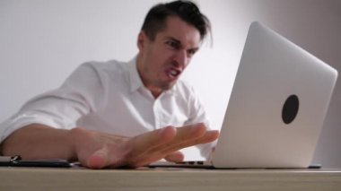 Kızgın işadamı masaya yumruk atıyor. Ofis işleri stres. Patron saldırganlık gösterir.