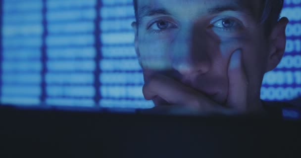 Κοντινό πρόσωπο του χάκερ προγραμματιστής λειτουργεί στον υπολογιστή εγγράφως τον κωδικό στο κέντρο ασφάλειας στον κυβερνοχώρο — Αρχείο Βίντεο