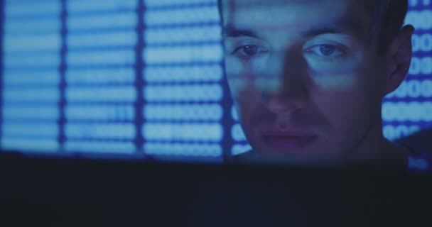 Крупним планом обличчя хакер програміст працює на комп'ютері, написання коду в кібер Центр безпеки — стокове відео