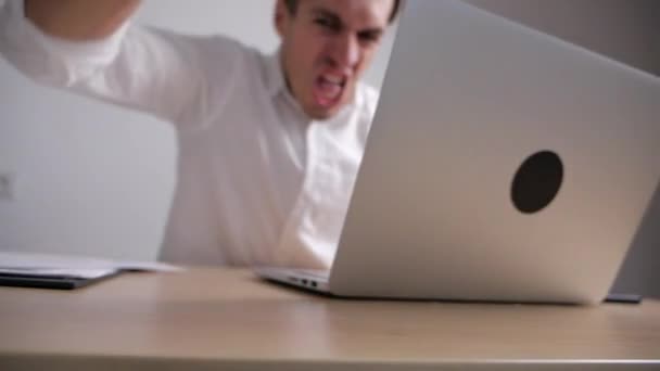 Kızgın işadamı masaya yumruk atıyor. Ofis işleri stres. Patron saldırganlık gösterir. — Stok video
