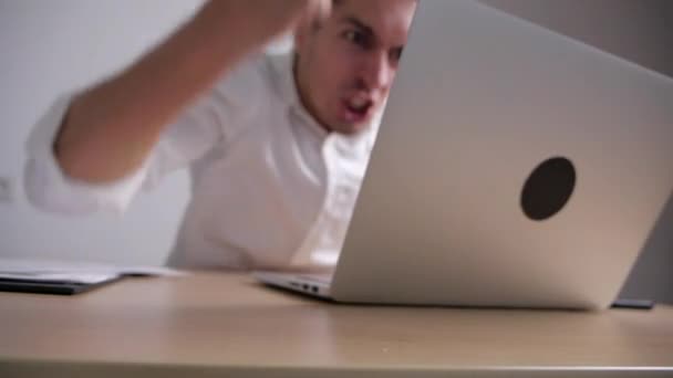 Un homme d'affaires en colère bat son poing sur la table. Stress au bureau. Le patron montre de l'agressivité . — Video