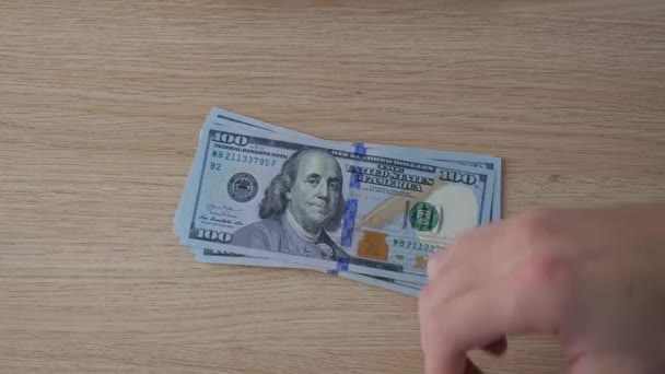 Κινηματογράφηση σε πρώτο πλάνο ο άνθρωπος μετράει χρήματα. Δολάρια σε χρήματα στο χέρι, το χέρι, που μετρά τα χρήματα — Αρχείο Βίντεο