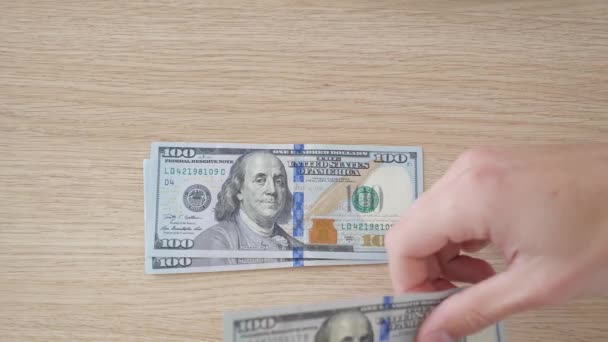 Closeup Man telt geld. Dollar in de hand, geld in de hand, telt het geld — Stockvideo