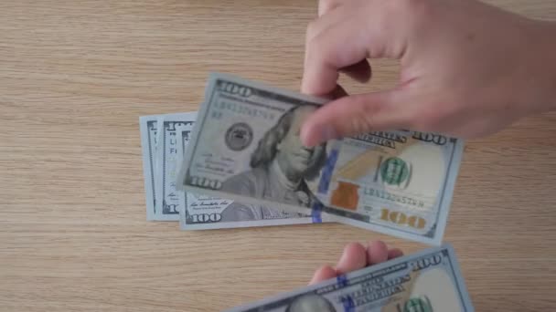 Closeup Man telt geld. Dollar in de hand, geld in de hand, telt het geld — Stockvideo