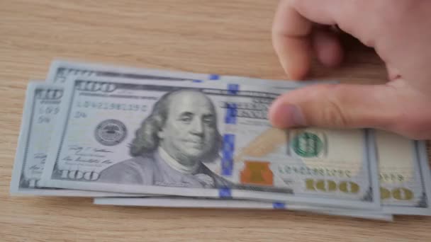 Closeup Man telt geld. Dollar in de hand, geld in de hand, telt het geld — Stockvideo