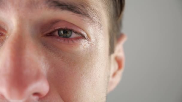 Ritratto a mezza faccia di uomo depresso che piange con lacrime agli occhi. Uomo disperato . — Video Stock