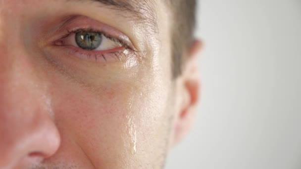 Ritratto a mezza faccia di uomo triste che piange con lacrime agli occhi. Uomo disperato . — Video Stock