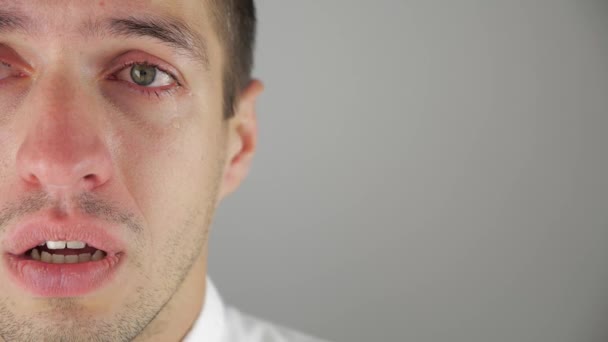 Portrait mi-visage d'un homme déprimé pleurant les larmes aux yeux. Homme désespéré . — Video