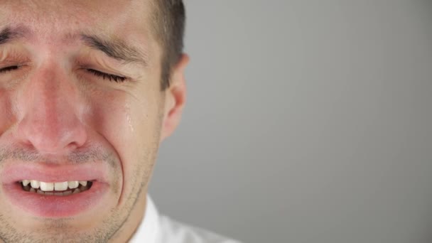 Halbgesicht Porträt eines traurigen Mannes, der mit Tränen in den Augen weint. Verzweifelter Mann. — Stockvideo