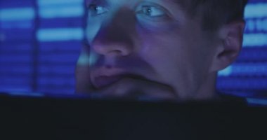 Yazılımcı siber güvenlik Merkezi'nde kod yazma bilgisayarda çalışan Hacker yüzü yukarı kapatın