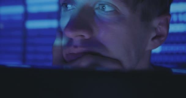 Close up face do programador Hacker está trabalhando no computador escrevendo o código no centro de segurança cibernética — Vídeo de Stock