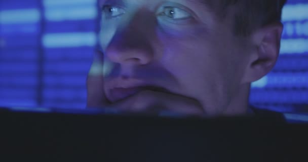 Gros plan sur le visage du programmeur Hacker travaille sur ordinateur en écrivant le code dans le centre de cybersécurité — Video