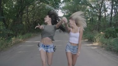 İki yakın arkadaşlarım seksi kızlar runnung ve sahip eğlenceli birlikte orman ya da park bir yolda sıcak.