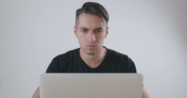 Ritratto di stupito sorpreso giovane uomo d'affari mentre lavora al computer portatile in ufficio. Vittoria improvvisa o successo — Video Stock