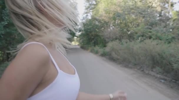 Zwei beste Freundinnen sexy heiße Frauen, die zusammen auf einer Straße im Wald oder Park tanzen und Spaß haben. — Stockvideo