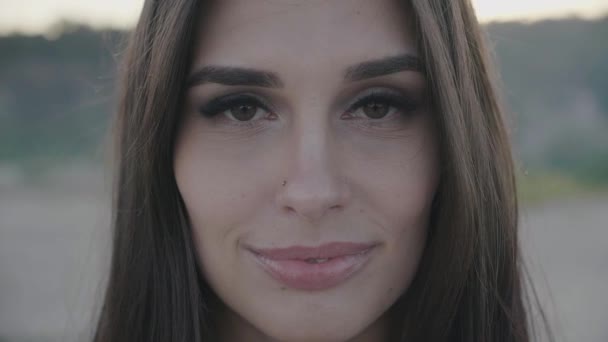 Ritratto ravvicinato di donna attraente sorridente. Primo piano di bruna felice — Video Stock