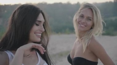güzel genç kadın esmer ve sarışın arkadaşı gülen ve having fun tatile dans