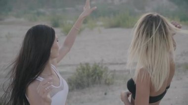 Mutluluk plaj portre üzerinde yaz aylarında tatil gösterilen sevimli seksi kızlar