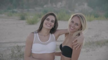 güzel genç kadınlar birbirlerine tatile sarılma